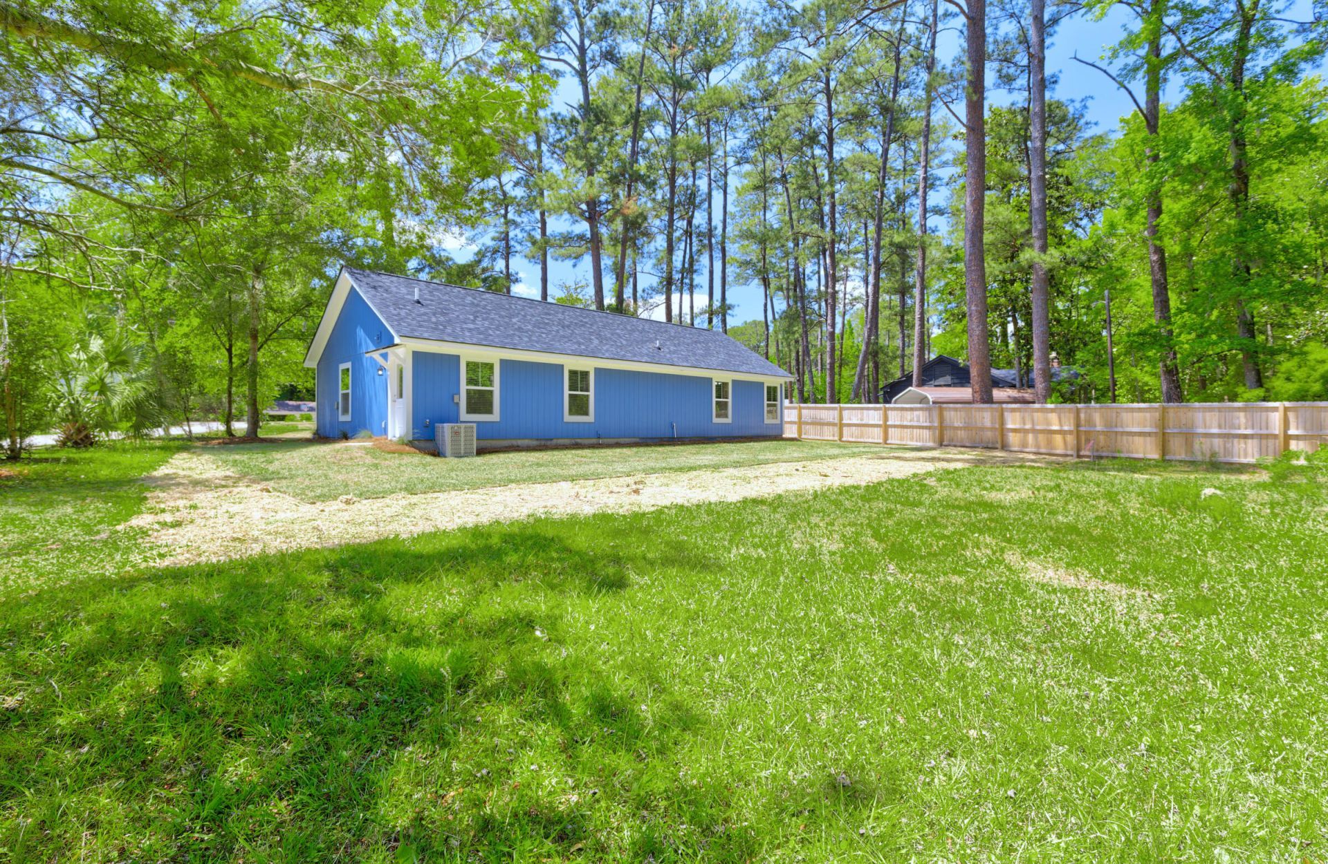 207 Woodlawn Street Photo 9