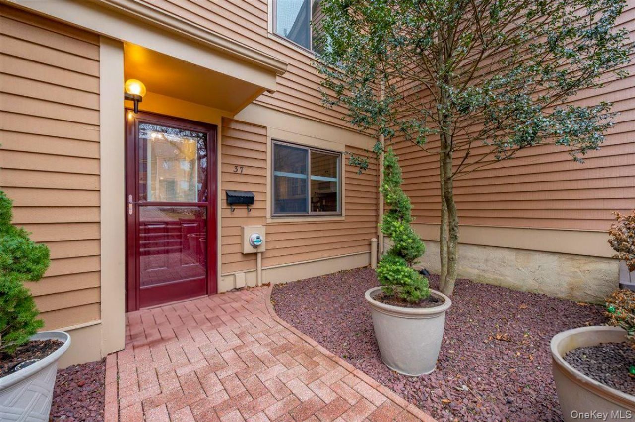 37 Greenway Lane, Rye Brook, NY 10573 Main Photo