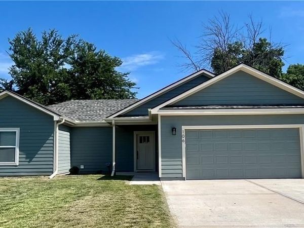 106 E Walker Drive, Harrisonville, MO 64701