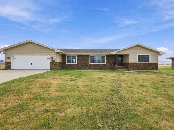 213 5th Street NW, Gwinner, ND 58040