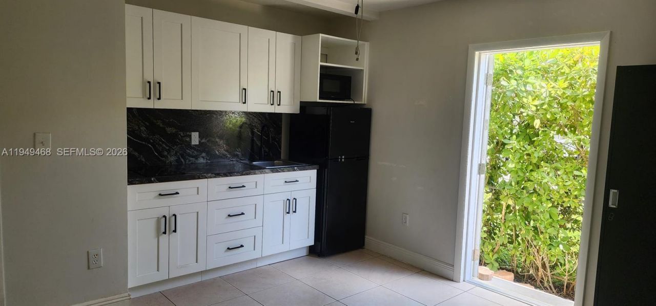 6265 SW 31st St, Unit b, Miami, FL 33155 Photo