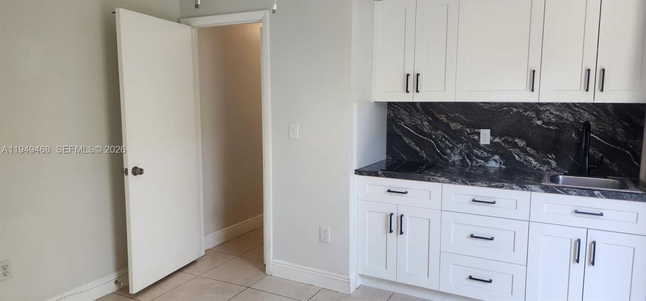 6265 SW 31st St, Unit b, Miami, FL 33155 Photo