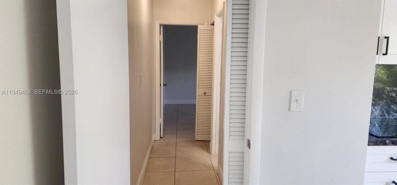 6265 SW 31st St, Unit b, Miami, FL 33155 Photo