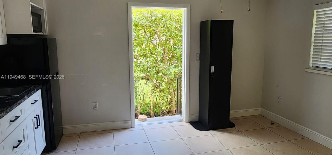 6265 SW 31st St, Unit b, Miami, FL 33155 Photo