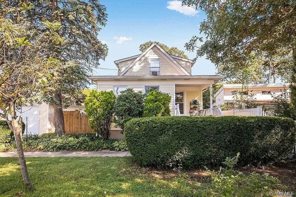 359 Erlanger Boulevard, North Babylon, NY 11703 Main Photo
