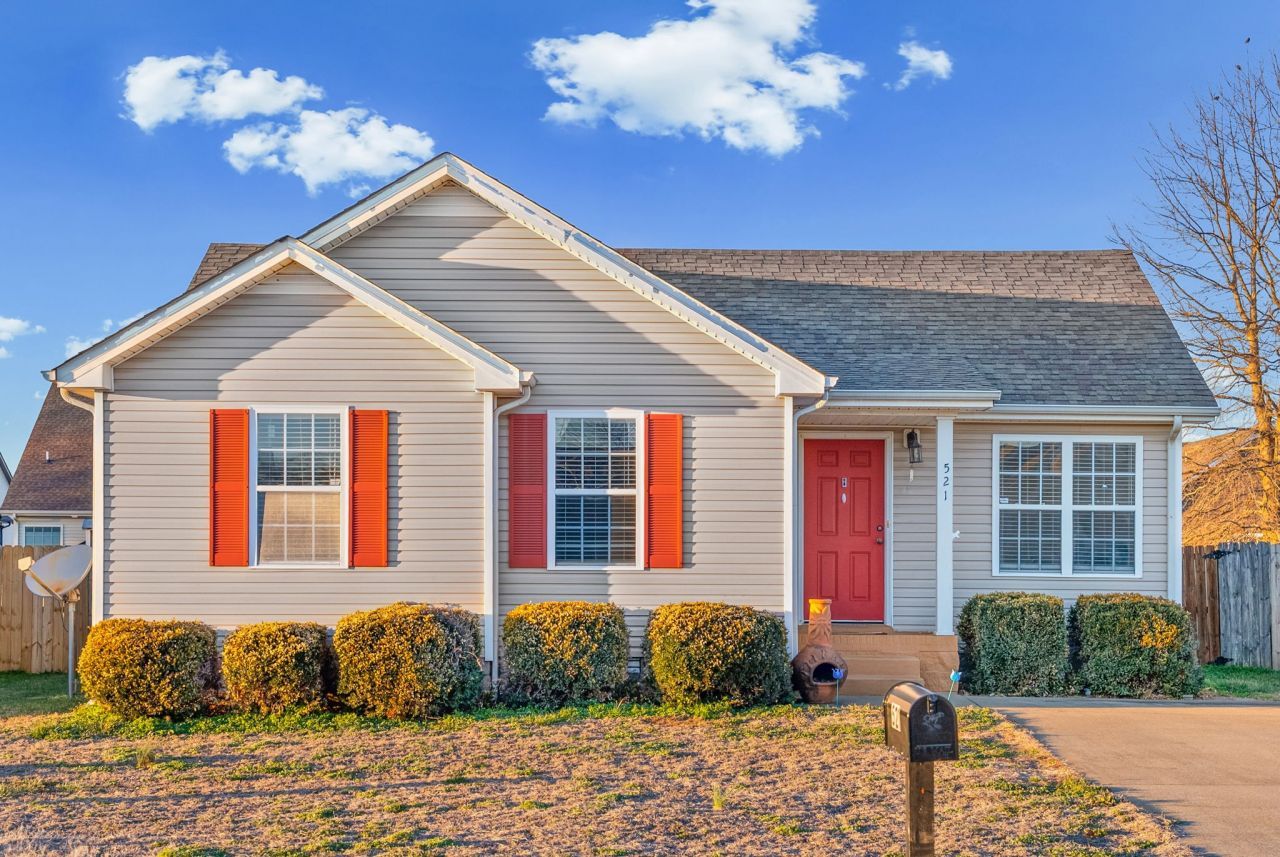521 Oakmont Dr, Clarksville, TN 37042 Main Photo
