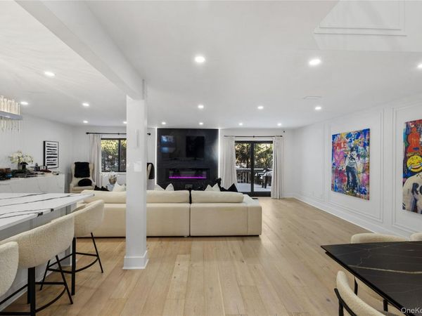 24 Chestnut Lane, Woodbury, NY 11797