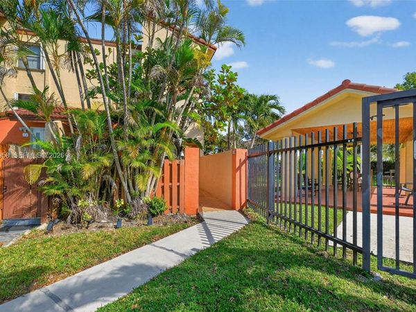 9937 NW 9th St. Cir., Unit 13-19, Miami, FL 33172