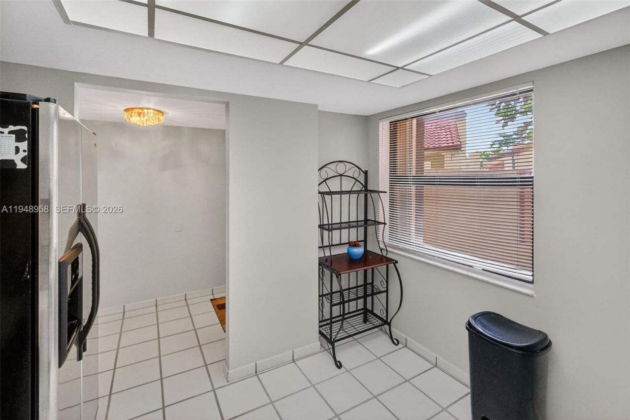 9937 NW 9th St. Cir. , Unit 13-19, Miami, FL 33172 Photo