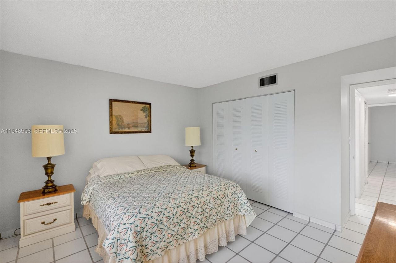 9937 NW 9th St. Cir. , Unit 13-19, Miami, FL 33172 Photo
