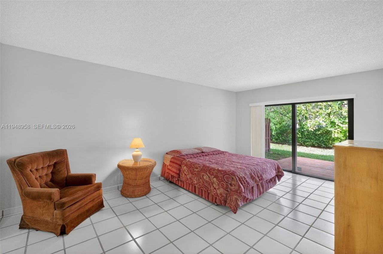 9937 NW 9th St. Cir. , Unit 13-19, Miami, FL 33172 Photo