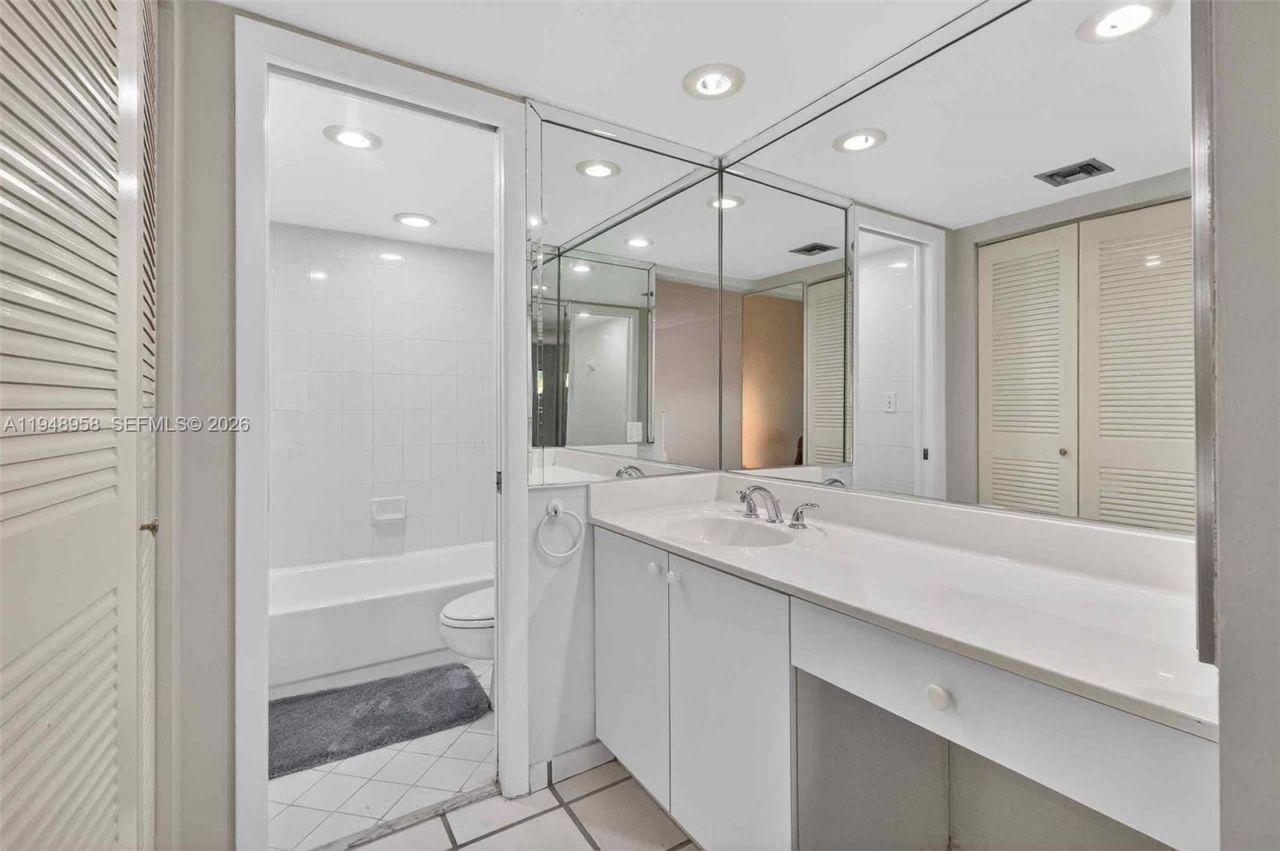 9937 NW 9th St. Cir. , Unit 13-19, Miami, FL 33172 Photo