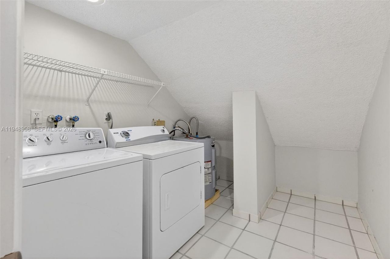 9937 NW 9th St. Cir. , Unit 13-19, Miami, FL 33172 Photo