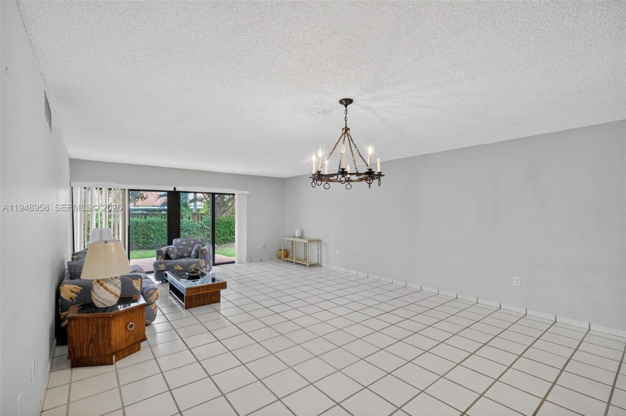9937 NW 9th St. Cir. , Unit 13-19, Miami, FL 33172 Photo