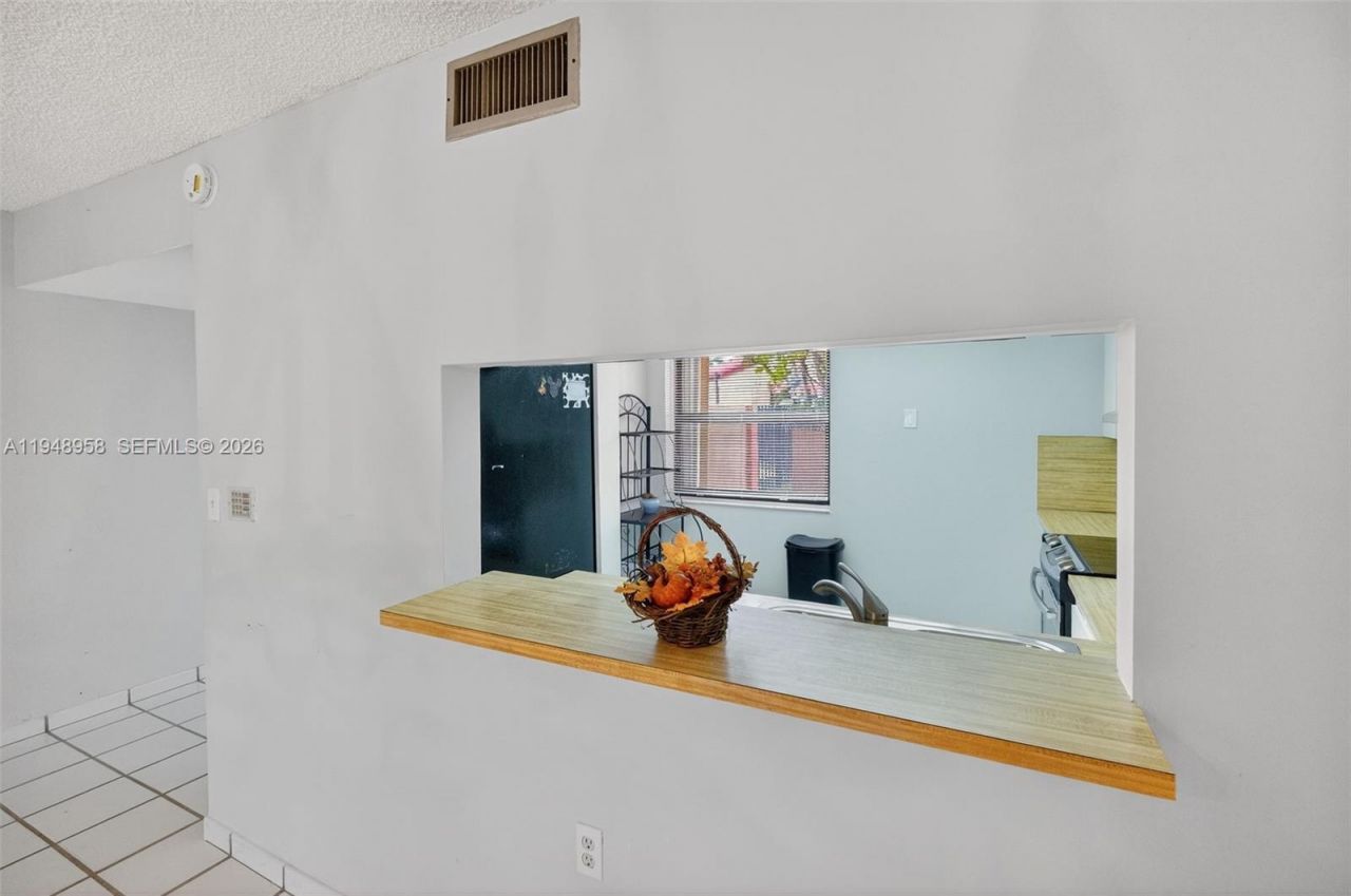 9937 NW 9th St. Cir. , Unit 13-19, Miami, FL 33172 Photo