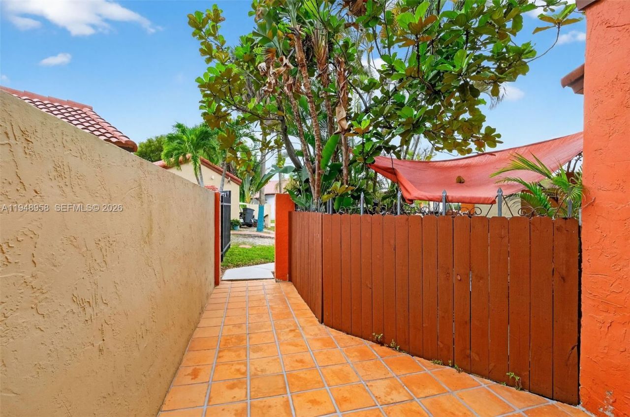 9937 NW 9th St. Cir. , Unit 13-19, Miami, FL 33172 Photo