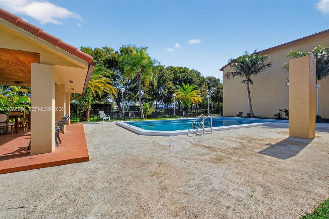 9937 NW 9th St. Cir. , Unit 13-19, Miami, FL 33172 Photo