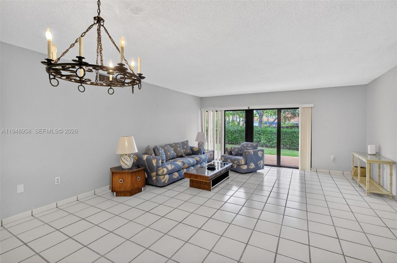 9937 NW 9th St. Cir. , Unit 13-19, Miami, FL 33172 Photo