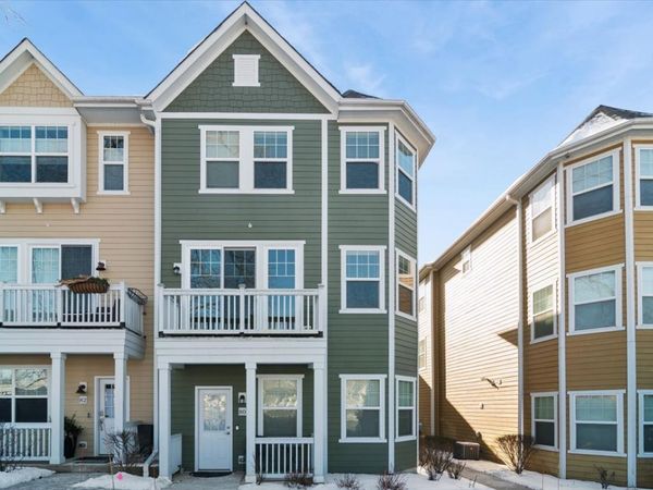 80 Lakeview Place, Unit A, Lake Zurich, IL 60047