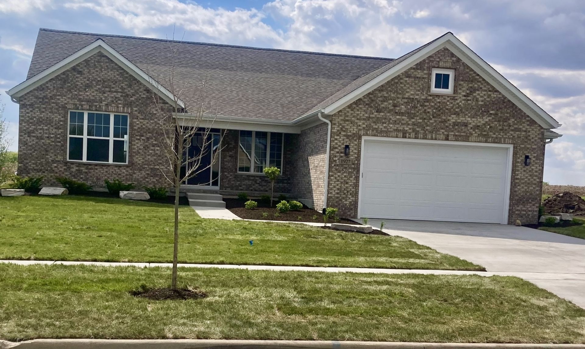 1927 Parkside Drive, Sycamore, IL 60178 Main Photo