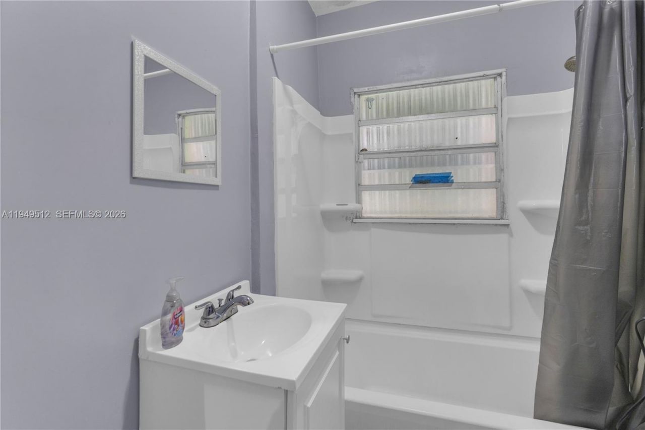 1478 NW 74th St, Miami, FL 33147 Photo