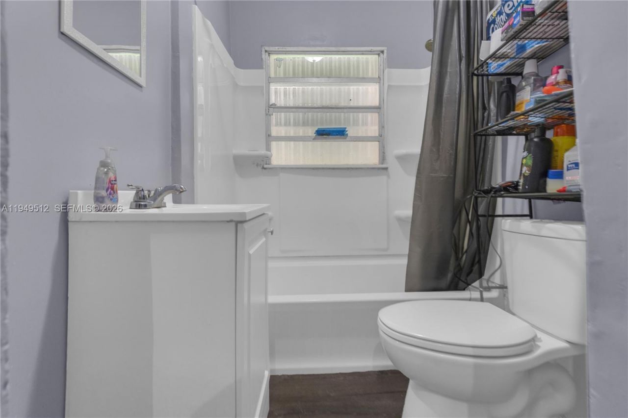 1478 NW 74th St, Miami, FL 33147 Photo