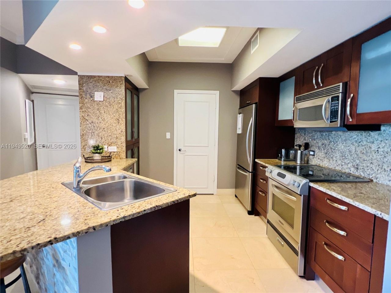 20000 E Country Club Dr , Unit 806, Aventura, FL 33180 Photo