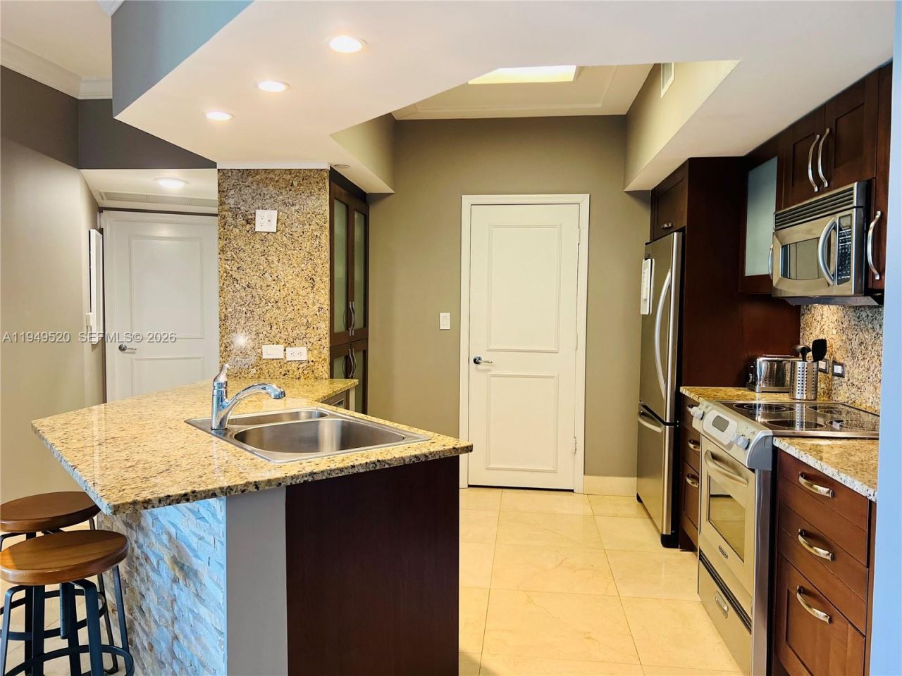 20000 E Country Club Dr , Unit 806, Aventura, FL 33180 Photo