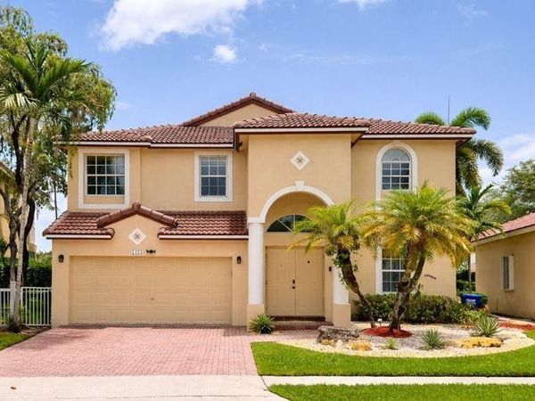 1423 SW 158th Ave, Pembroke Pines, FL 33027