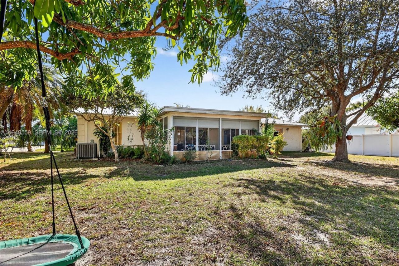 1261 SE Mendavia Ave, Port Saint Lucie, FL 34952 Photo