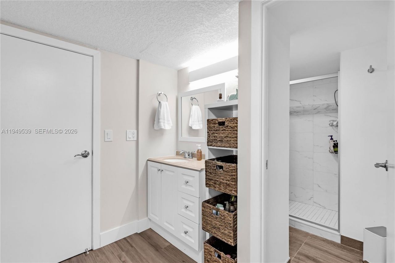 20301 W Country Club Dr , Unit 1623, Aventura, FL 33180 Photo