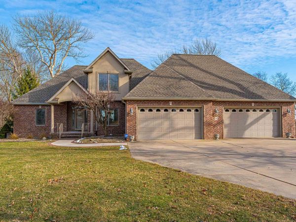 10 Governors Drive, Elkhart, IL 62634