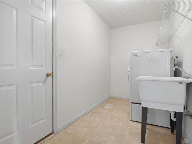 2122 Castle Pines Court, Hamilton, OH 45013 Photo 5