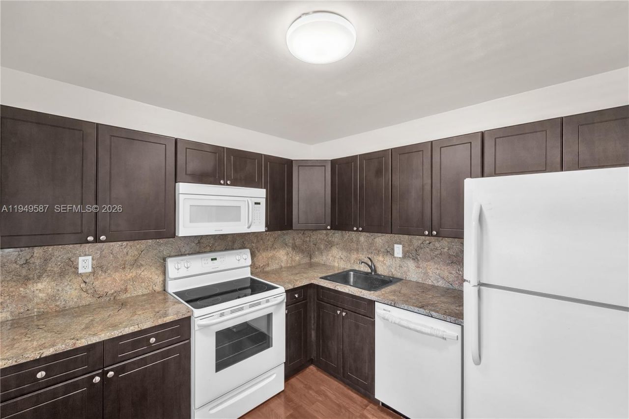 7820 Camino Real, Unit J316, Miami, FL 33143 Photo