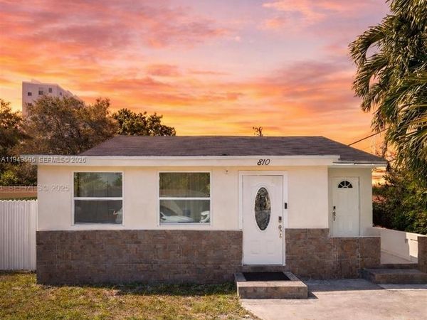 810 NW 21st Ct, Miami, FL 33125