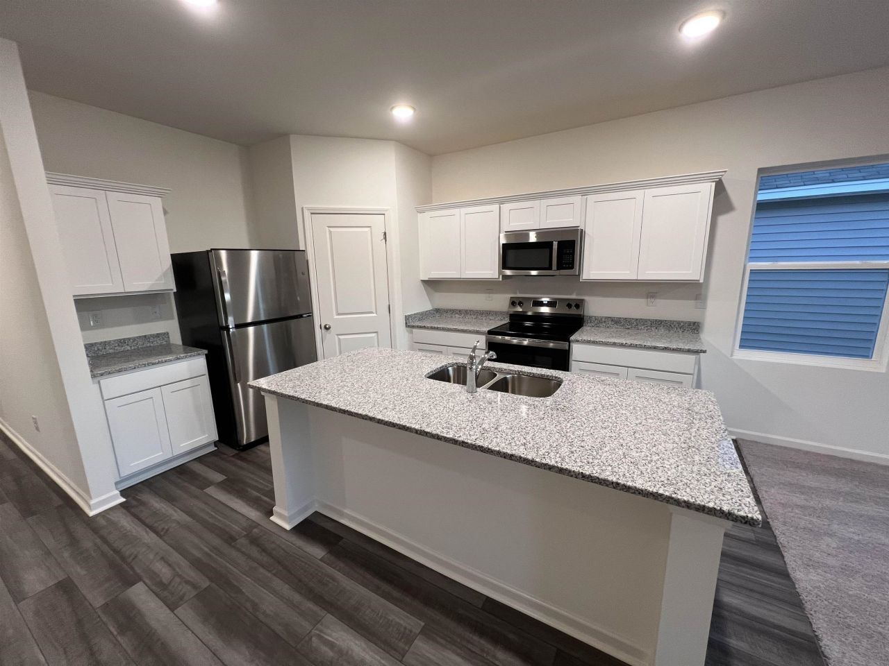 348 Azimuth Dr Photo 6