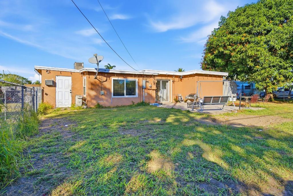 333 Mid Pines Road, Palm Springs, FL 33461 Photo