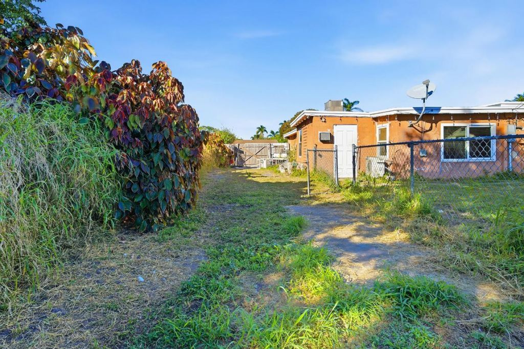 333 Mid Pines Road, Palm Springs, FL 33461 Photo