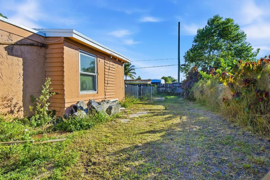 333 Mid Pines Road, Palm Springs, FL 33461 Photo