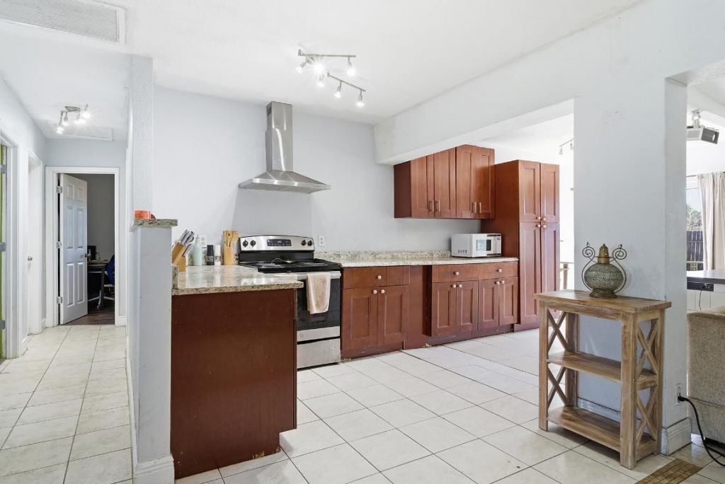 333 Mid Pines Road, Palm Springs, FL 33461 Photo