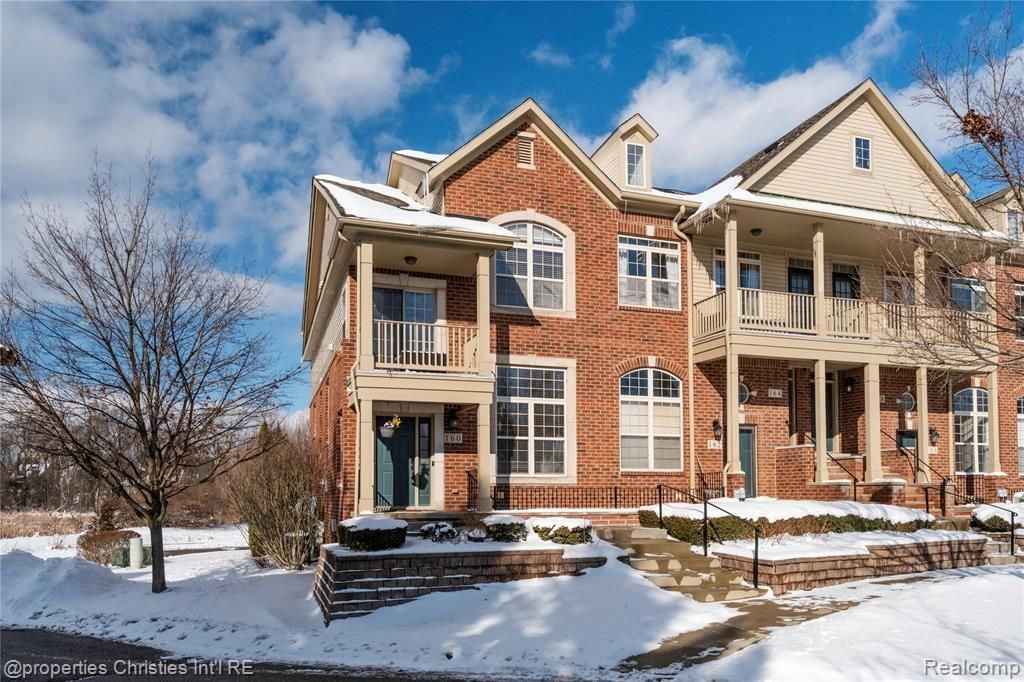 160 Club House Circle, Walled Lake, MI 48390 Main Photo