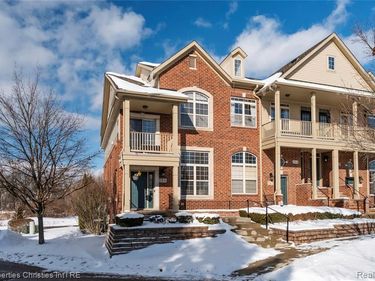 160 Club House Circle, Walled Lake, MI 48390