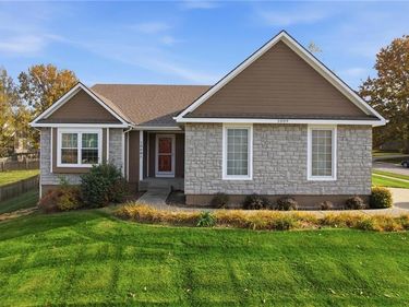 1009 SW Blazing Star Drive, Lee's Summit, MO 64081