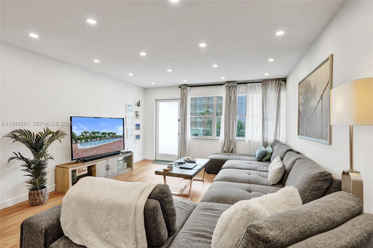 401 Golden Isles Dr , Unit 302, Hallandale Beach, FL 33009 Photo