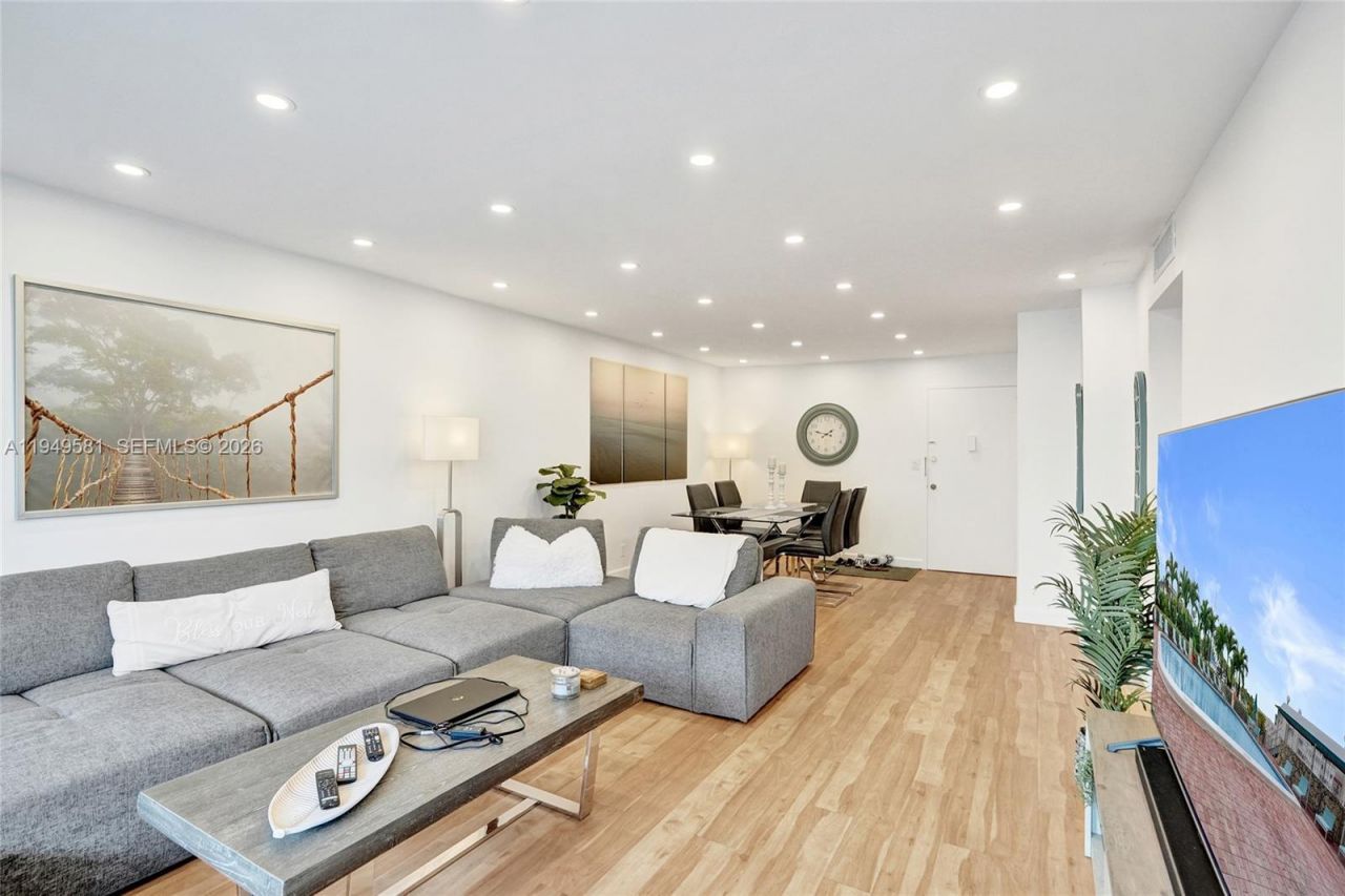 401 Golden Isles Dr , Unit 302, Hallandale Beach, FL 33009 Photo