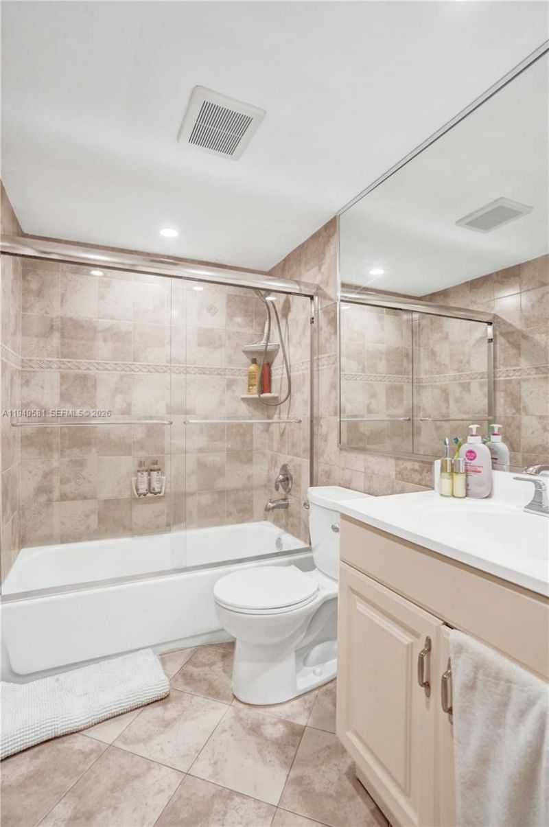 401 Golden Isles Dr , Unit 302, Hallandale Beach, FL 33009 Photo