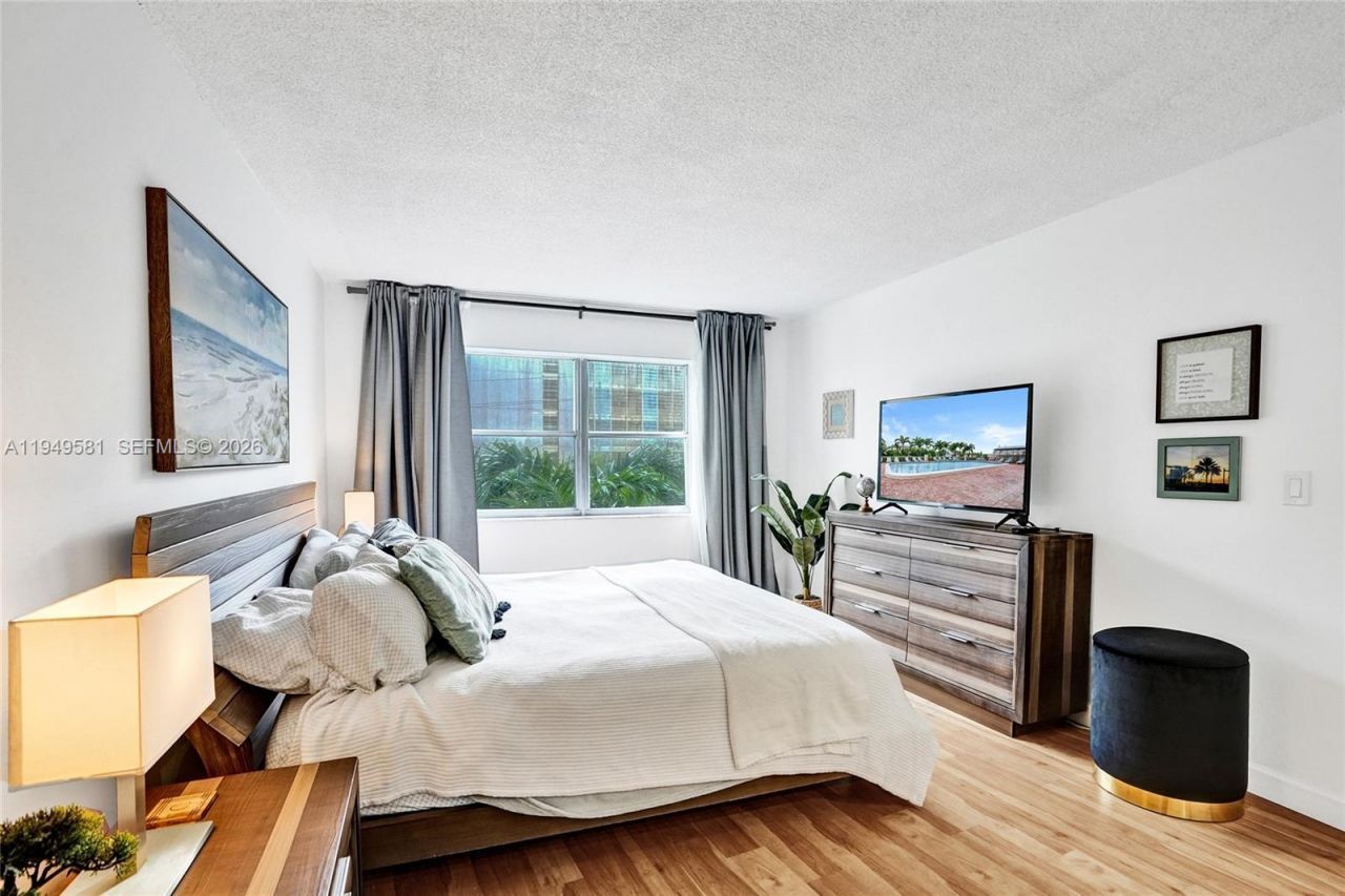 401 Golden Isles Dr , Unit 302, Hallandale Beach, FL 33009 Photo