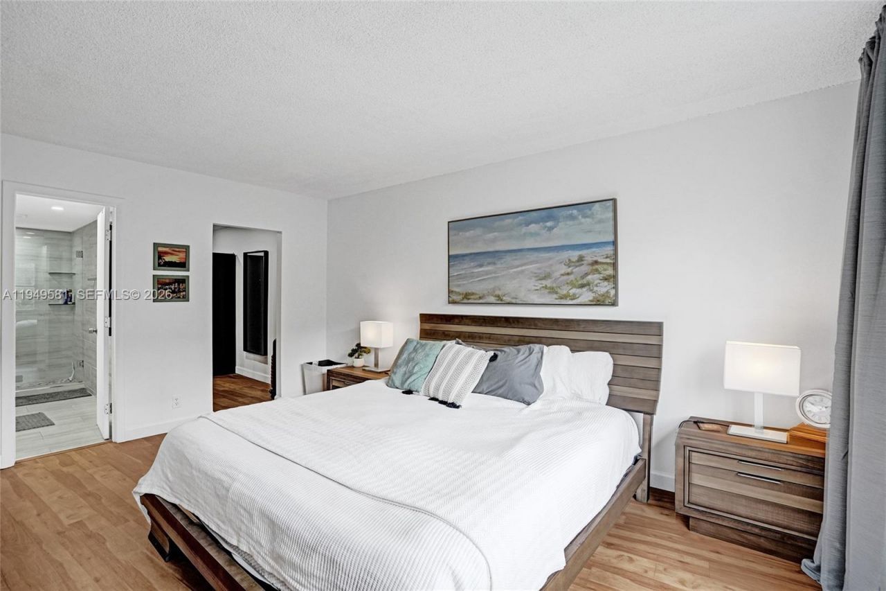 401 Golden Isles Dr , Unit 302, Hallandale Beach, FL 33009 Photo