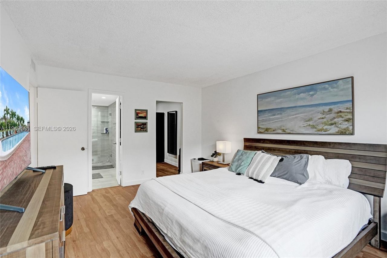 401 Golden Isles Dr , Unit 302, Hallandale Beach, FL 33009 Photo