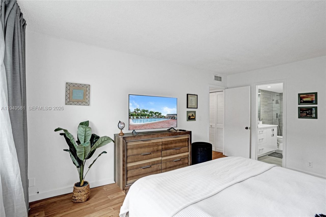 401 Golden Isles Dr , Unit 302, Hallandale Beach, FL 33009 Photo